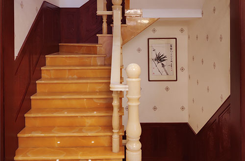 覃塘中式别墅室内汉白玉石楼梯的定制安装装饰效果